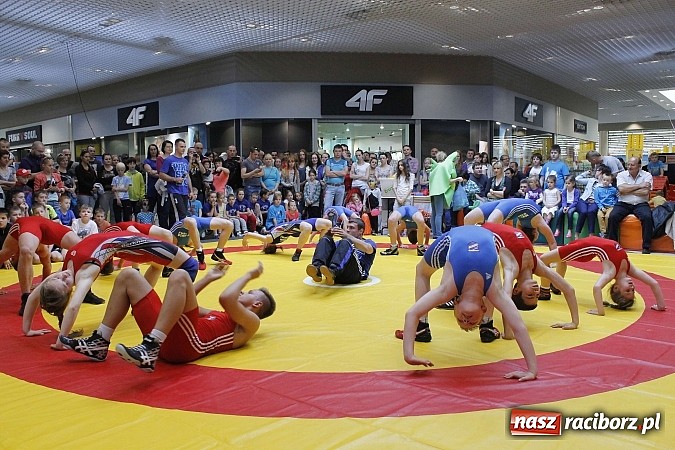 Zdjęcie w galerii na portalu naszraciborz.pl: Mnóstwo frajdy z okazji Dnia Dziecka w Auchan  wiadomości z regionu
