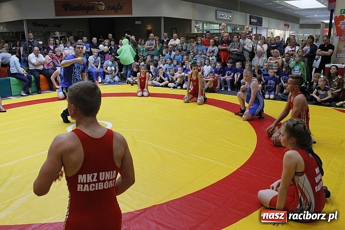 Zdjęcie w galerii na portalu naszraciborz.pl: Mnóstwo frajdy z okazji Dnia Dziecka w Auchan  wiadomości z regionu