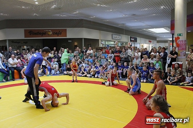 Zdjęcie w galerii na portalu naszraciborz.pl: Mnóstwo frajdy z okazji Dnia Dziecka w Auchan  wiadomości z regionu