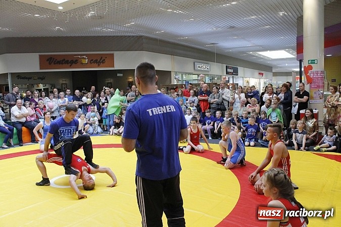 Zdjęcie w galerii na portalu naszraciborz.pl: Mnóstwo frajdy z okazji Dnia Dziecka w Auchan  wiadomości z regionu