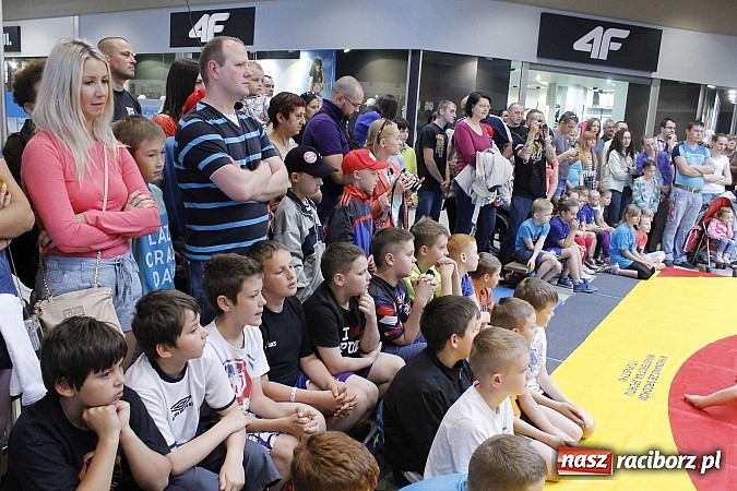 Zdjęcie w galerii na portalu naszraciborz.pl: Mnóstwo frajdy z okazji Dnia Dziecka w Auchan  wiadomości z regionu