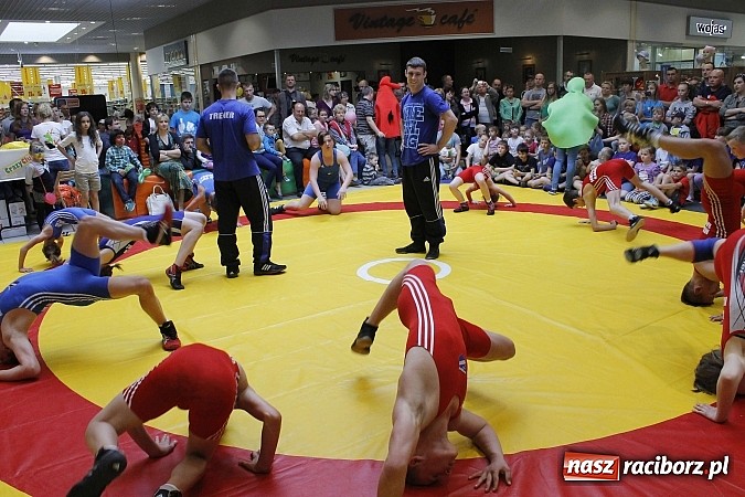 Zdjęcie w galerii na portalu naszraciborz.pl: Mnóstwo frajdy z okazji Dnia Dziecka w Auchan  wiadomości z regionu