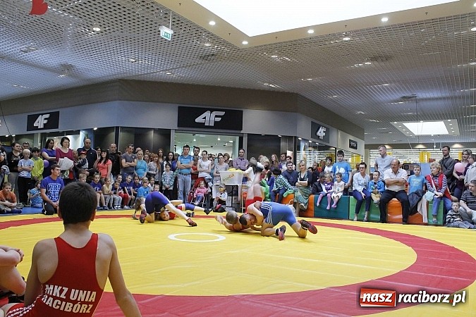 Zdjęcie w galerii na portalu naszraciborz.pl: Mnóstwo frajdy z okazji Dnia Dziecka w Auchan  wiadomości z regionu