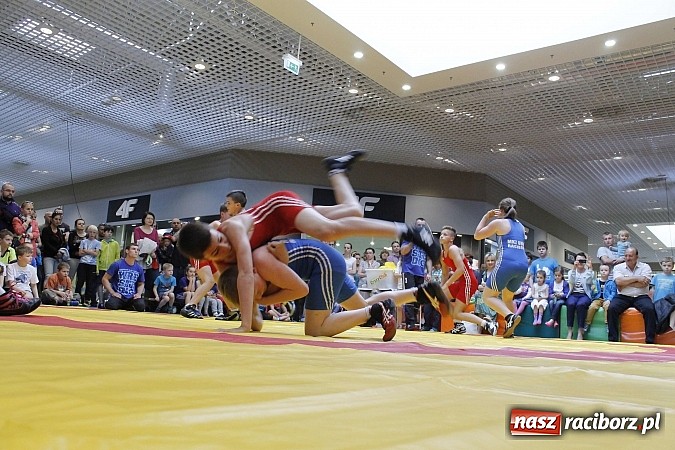 Zdjęcie w galerii na portalu naszraciborz.pl: Mnóstwo frajdy z okazji Dnia Dziecka w Auchan  wiadomości z regionu