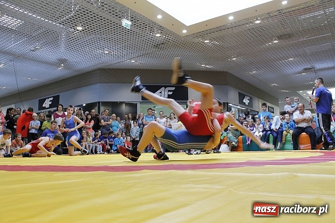 Zdjęcie w galerii na portalu naszraciborz.pl: Mnóstwo frajdy z okazji Dnia Dziecka w Auchan  wiadomości z regionu