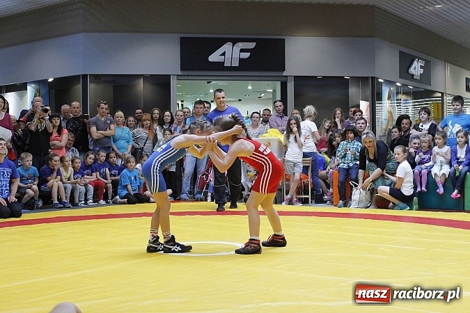 Zdjęcie w galerii na portalu naszraciborz.pl: Mnóstwo frajdy z okazji Dnia Dziecka w Auchan  wiadomości z regionu