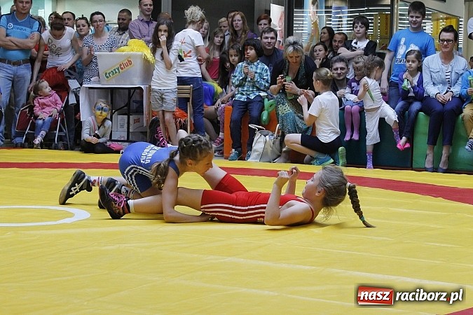 Zdjęcie w galerii na portalu naszraciborz.pl: Mnóstwo frajdy z okazji Dnia Dziecka w Auchan  wiadomości z regionu