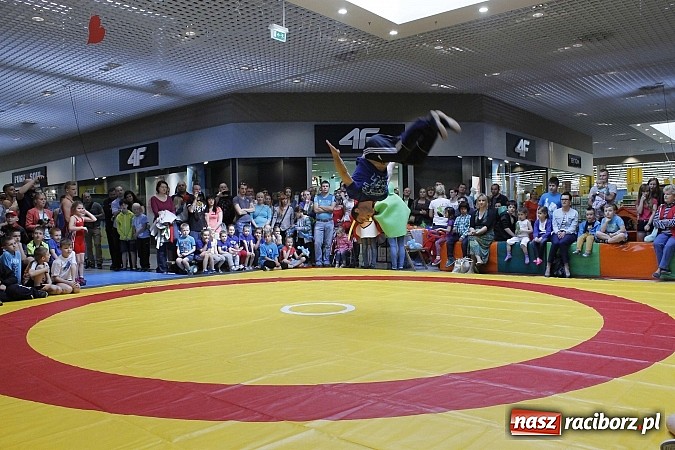 Zdjęcie w galerii na portalu naszraciborz.pl: Mnóstwo frajdy z okazji Dnia Dziecka w Auchan  wiadomości z regionu
