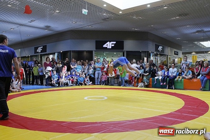 Zdjęcie w galerii na portalu naszraciborz.pl: Mnóstwo frajdy z okazji Dnia Dziecka w Auchan  wiadomości z regionu