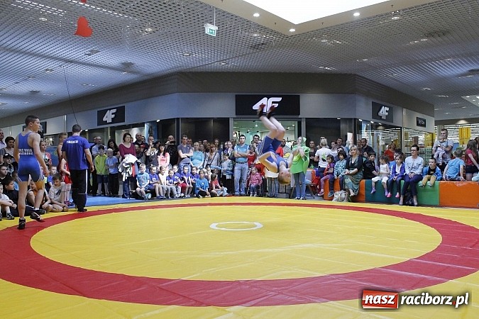 Zdjęcie w galerii na portalu naszraciborz.pl: Mnóstwo frajdy z okazji Dnia Dziecka w Auchan  wiadomości z regionu