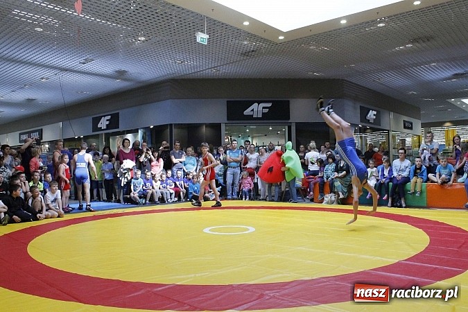 Zdjęcie w galerii na portalu naszraciborz.pl: Mnóstwo frajdy z okazji Dnia Dziecka w Auchan  wiadomości z regionu