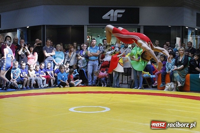 Zdjęcie w galerii na portalu naszraciborz.pl: Mnóstwo frajdy z okazji Dnia Dziecka w Auchan  wiadomości z regionu