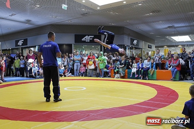 Zdjęcie w galerii na portalu naszraciborz.pl: Mnóstwo frajdy z okazji Dnia Dziecka w Auchan  wiadomości z regionu