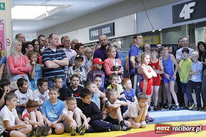 Zdjęcie w galerii na portalu naszraciborz.pl: Mnóstwo frajdy z okazji Dnia Dziecka w Auchan  wiadomości z regionu