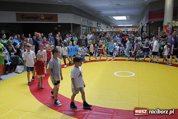 Zdjęcie w galerii na portalu naszraciborz.pl: Mnóstwo frajdy z okazji Dnia Dziecka w Auchan  wiadomości z regionu