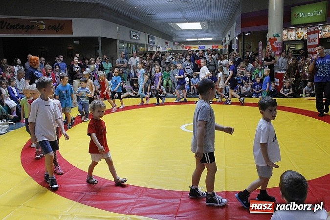 Zdjęcie w galerii na portalu naszraciborz.pl: Mnóstwo frajdy z okazji Dnia Dziecka w Auchan  wiadomości z regionu