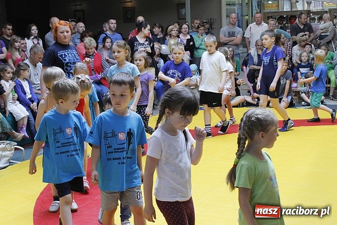 Zdjęcie w galerii na portalu naszraciborz.pl: Mnóstwo frajdy z okazji Dnia Dziecka w Auchan  wiadomości z regionu