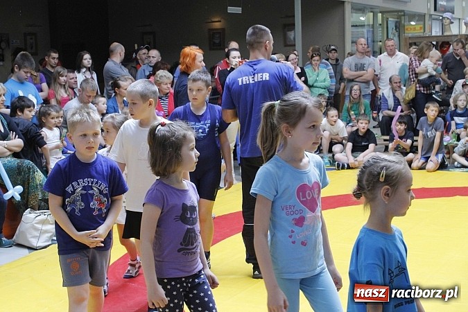 Zdjęcie w galerii na portalu naszraciborz.pl: Mnóstwo frajdy z okazji Dnia Dziecka w Auchan  wiadomości z regionu