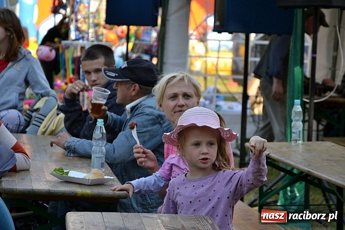 Zdjęcie w galerii na portalu naszraciborz.pl: Tworków bawi się na Nocy Świętojańskiej wiadomości z regionu