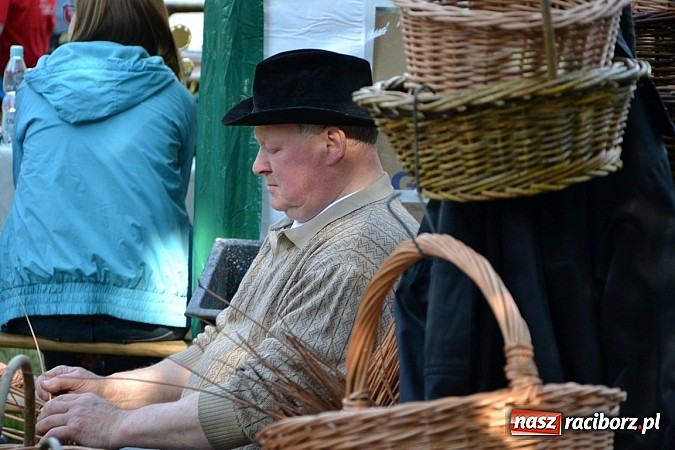 Zdjęcie w galerii na portalu naszraciborz.pl: Tworków bawi się na Nocy Świętojańskiej wiadomości z regionu