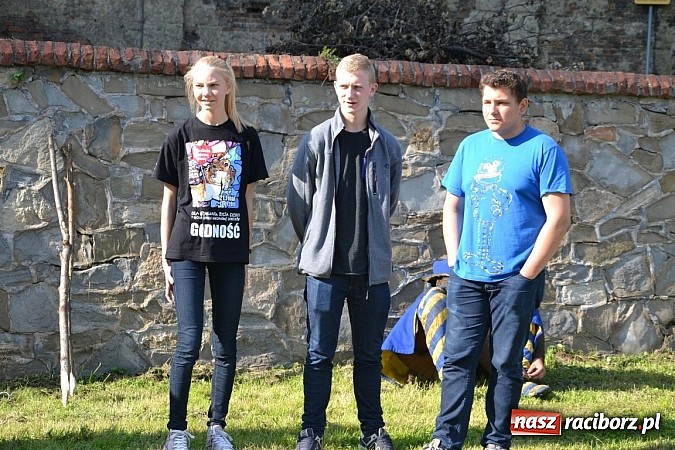 Zdjęcie w galerii na portalu naszraciborz.pl: Tworków bawi się na Nocy Świętojańskiej wiadomości z regionu