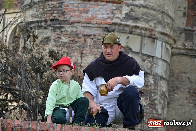 Zdjęcie w galerii na portalu naszraciborz.pl: Tworków bawi się na Nocy Świętojańskiej wiadomości z regionu