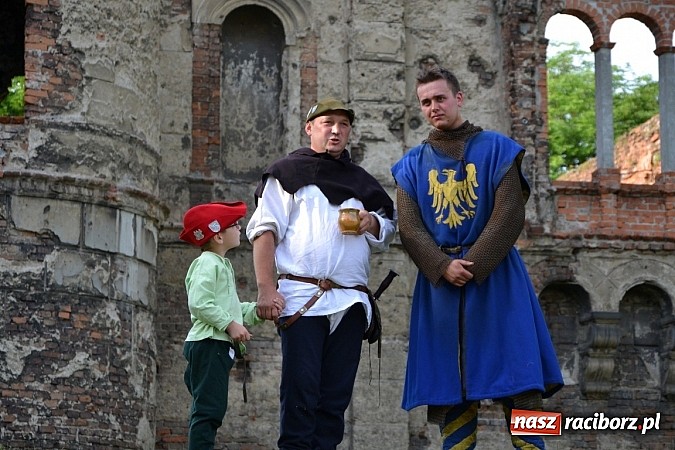 Zdjęcie w galerii na portalu naszraciborz.pl: Tworków bawi się na Nocy Świętojańskiej wiadomości z regionu