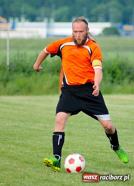 Zdjęcie w galerii na portalu naszraciborz.pl: Wymęczone zwycięstwo Wichru. Bieńkowice własnym cieniem wiadomości z regionu