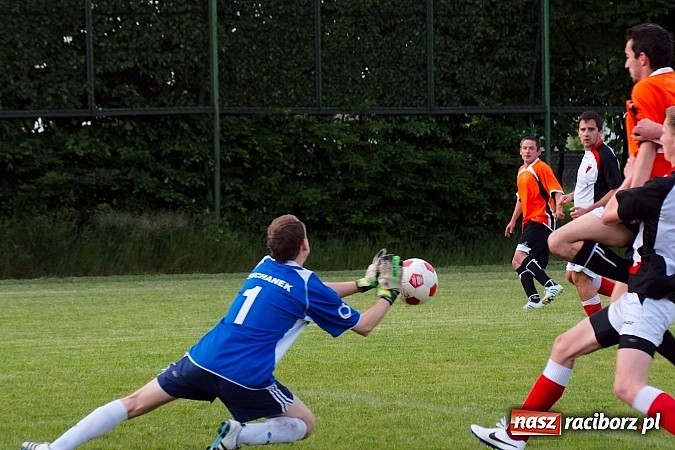 Zdjęcie w galerii na portalu naszraciborz.pl: Wymęczone zwycięstwo Wichru. Bieńkowice własnym cieniem wiadomości z regionu