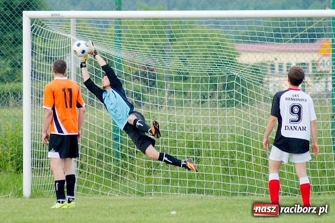 Zdjęcie w galerii na portalu naszraciborz.pl: Wymęczone zwycięstwo Wichru. Bieńkowice własnym cieniem wiadomości z regionu