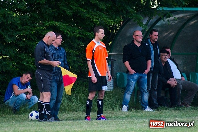 Zdjęcie w galerii na portalu naszraciborz.pl: Wymęczone zwycięstwo Wichru. Bieńkowice własnym cieniem wiadomości z regionu