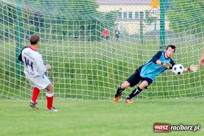 Zdjęcie w galerii na portalu naszraciborz.pl: Wymęczone zwycięstwo Wichru. Bieńkowice własnym cieniem wiadomości z regionu