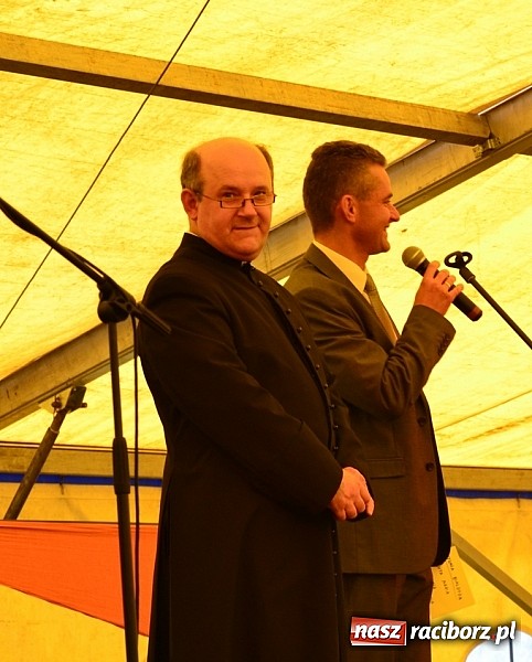 Zdjęcie w galerii na portalu naszraciborz.pl: Piosenka religijna w deszczu słodyczy! wiadomości z regionu