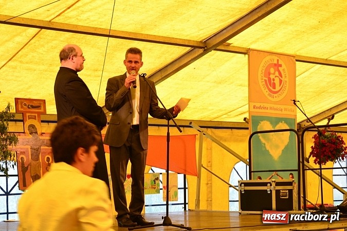 Zdjęcie w galerii na portalu naszraciborz.pl: Piosenka religijna w deszczu słodyczy! wiadomości z regionu