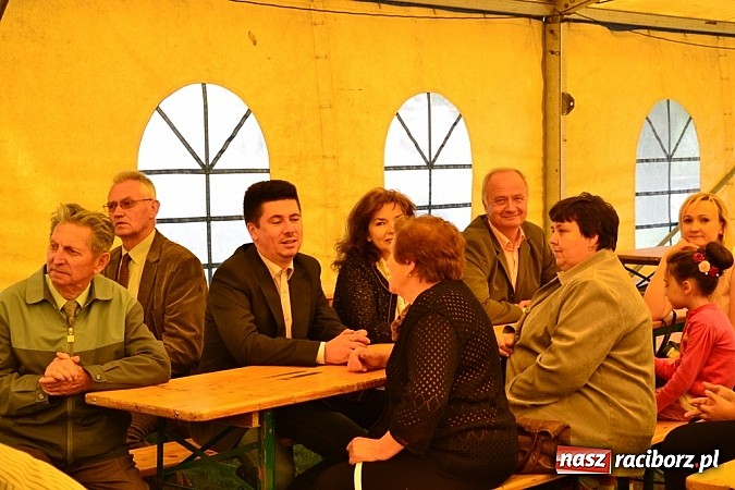 Zdjęcie w galerii na portalu naszraciborz.pl: Piosenka religijna w deszczu słodyczy! wiadomości z regionu