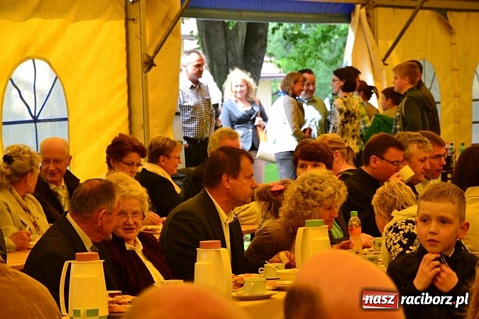 Zdjęcie w galerii na portalu naszraciborz.pl: Piosenka religijna w deszczu słodyczy! wiadomości z regionu