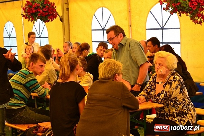 Zdjęcie w galerii na portalu naszraciborz.pl: Piosenka religijna w deszczu słodyczy! wiadomości z regionu