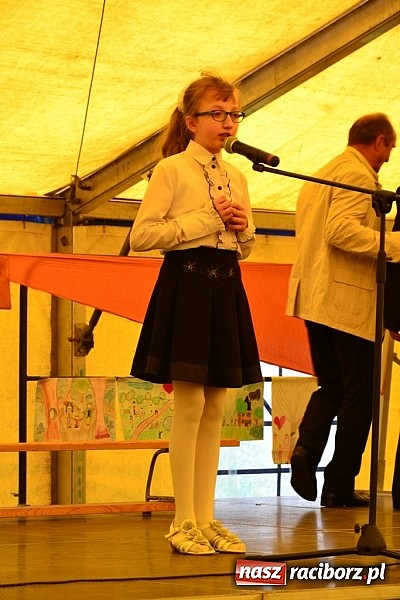 Zdjęcie w galerii na portalu naszraciborz.pl: Piosenka religijna w deszczu słodyczy! wiadomości z regionu