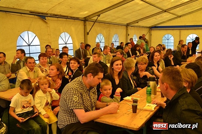Zdjęcie w galerii na portalu naszraciborz.pl: Piosenka religijna w deszczu słodyczy! wiadomości z regionu