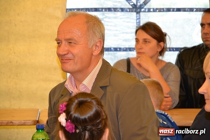 Zdjęcie w galerii na portalu naszraciborz.pl: Piosenka religijna w deszczu słodyczy! wiadomości z regionu