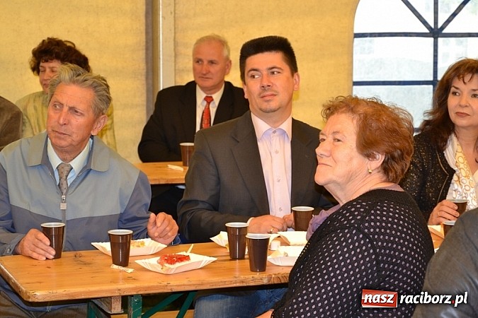 Zdjęcie w galerii na portalu naszraciborz.pl: Piosenka religijna w deszczu słodyczy! wiadomości z regionu