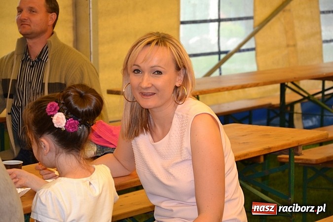 Zdjęcie w galerii na portalu naszraciborz.pl: Piosenka religijna w deszczu słodyczy! wiadomości z regionu