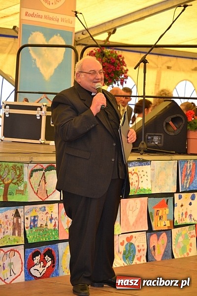 Zdjęcie w galerii na portalu naszraciborz.pl: Piosenka religijna w deszczu słodyczy! wiadomości z regionu