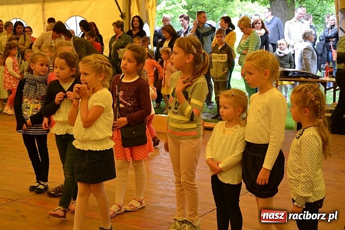 Zdjęcie w galerii na portalu naszraciborz.pl: Piosenka religijna w deszczu słodyczy! wiadomości z regionu