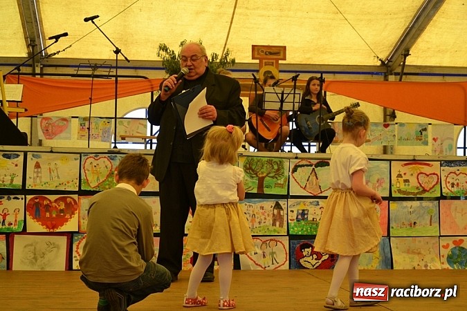 Zdjęcie w galerii na portalu naszraciborz.pl: Piosenka religijna w deszczu słodyczy! wiadomości z regionu