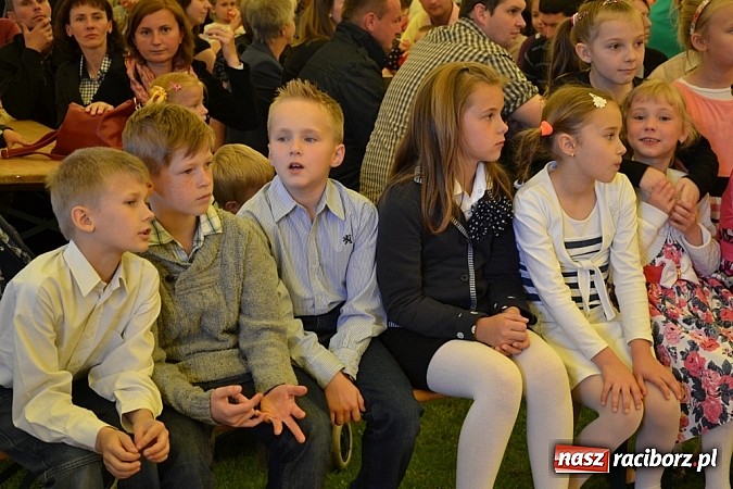 Zdjęcie w galerii na portalu naszraciborz.pl: Piosenka religijna w deszczu słodyczy! wiadomości z regionu