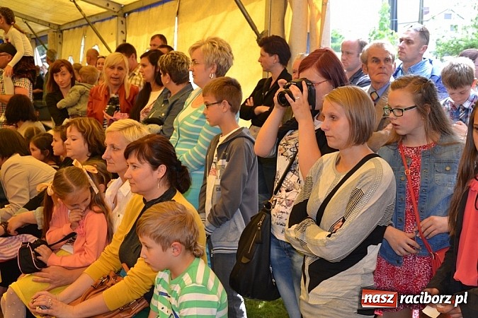 Zdjęcie w galerii na portalu naszraciborz.pl: Piosenka religijna w deszczu słodyczy! wiadomości z regionu