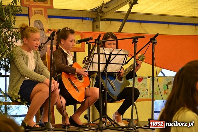 Zdjęcie w galerii na portalu naszraciborz.pl: Piosenka religijna w deszczu słodyczy! wiadomości z regionu