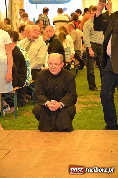 Zdjęcie w galerii na portalu naszraciborz.pl: Piosenka religijna w deszczu słodyczy! wiadomości z regionu