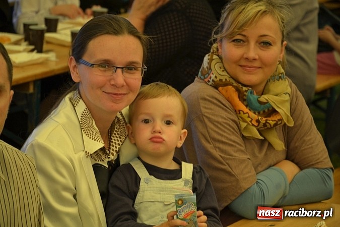 Zdjęcie w galerii na portalu naszraciborz.pl: Piosenka religijna w deszczu słodyczy! wiadomości z regionu